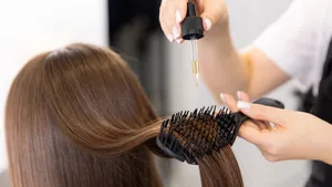 Dof haar is verleden tijd. Dit slimme, betaalbare serum is het resultaat van 9 jaar onderzoek en belooft een ongekende glans...