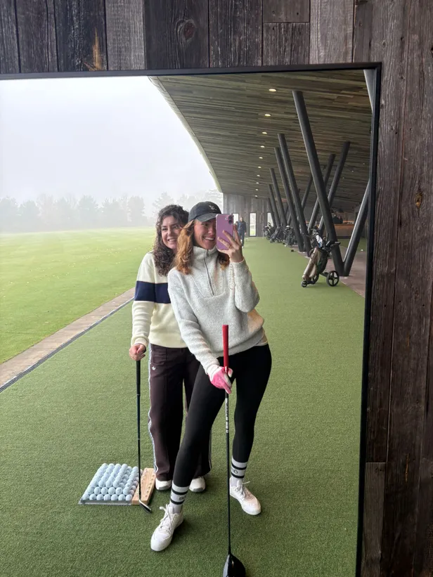 Niki en Rosanne aan het golfen 