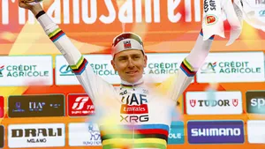 Tadej Pogacar als winnaar op het podium van Milaan-Sanremo.