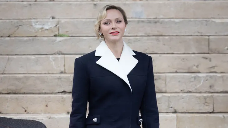 Prinses Charlene van Monaco straalt bij liefdadigheidsdiner. – Foto van prinses Charlene bij viering Sainte Dévote, januari 2025.