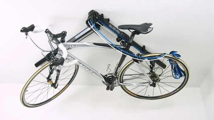 Hijs je fiets horizontaal aan het plafond