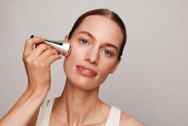 The Wand geeft microtrillingen voor verbetering van de elasticiteit van de huid. 