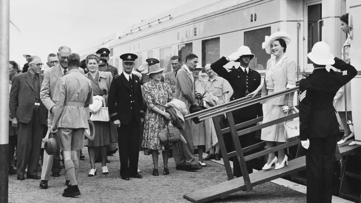 Slaaptrein: Queen en hertogin Meghan samen op pad
