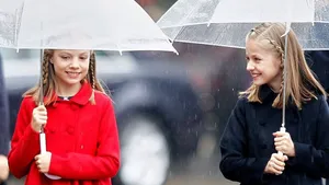Spaanse prinsesjes hebben lol in de regen 