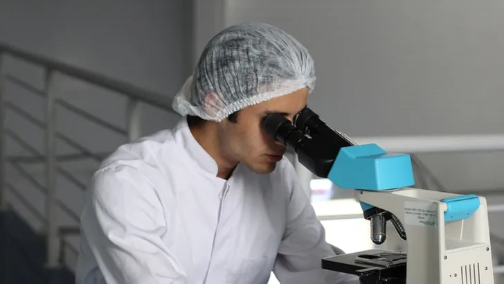 onderzoeker bij microscoop