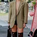 Stijlvolle outfit met oversized blazer op modeweek.