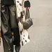 Stijlvolle vrouw in koeienprint jas gespot tijdens Fashion Week.