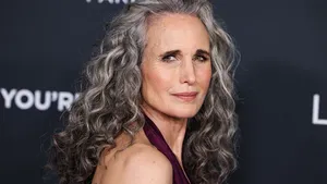 Andie MacDowell laat zien hoe je natuurlijke krullen mixt met een chique knot