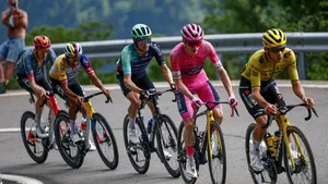 Groep der favorieten met Jonas Vingegaard en Thymen Arensman in een bergrit in de Giro.