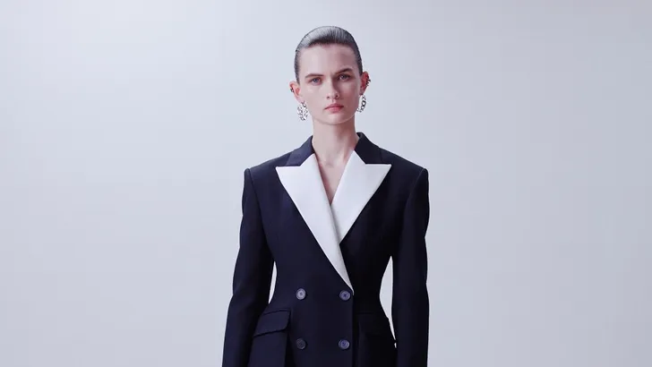 Alexander McQueen laat een glimp van 2021 zien (en het is prachtig)