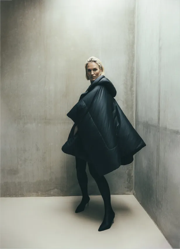 Top: Christopher Esber | Jas: Norma Kamali | Oorbellen: Bottega Veneta | Legging: Balenciaga 