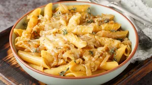 Pasta met ui en kaas