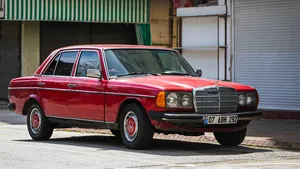 Amerikaan rijdt dagelijks in een 44 jaar oude Mercedes-Benz diesel en deelt de totale kosten