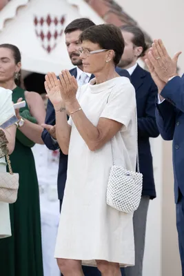 Betaalbare glamour: prinses Stépanie verscheen met hakken en een tas van Zara.