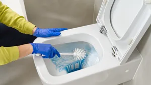 Vrouw maakt een toilet schoon