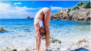 Zweedse doet yoga over de hele wereld