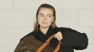 Onderneemster Marlies ter Wielen maakt luxe toegankelijk. Ontdek de wereld van vintage designertassen door de ogen van een expert met 10.000 tassen ervaring.