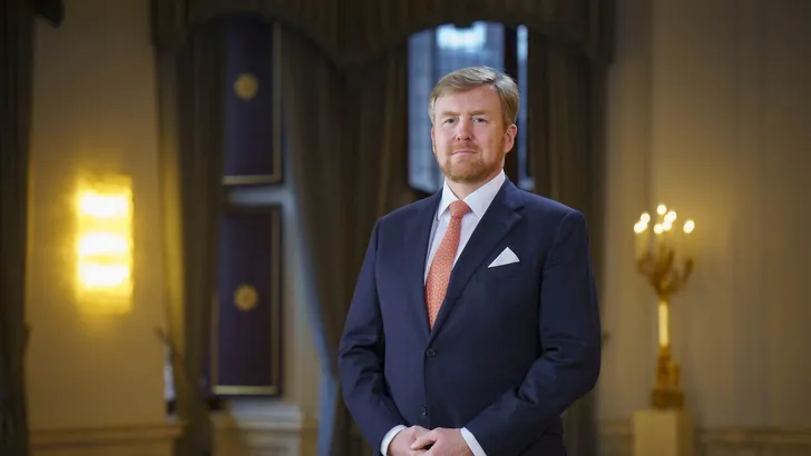 Royal Primeur! Koning prijkt mét baard op nieuwe postzegel