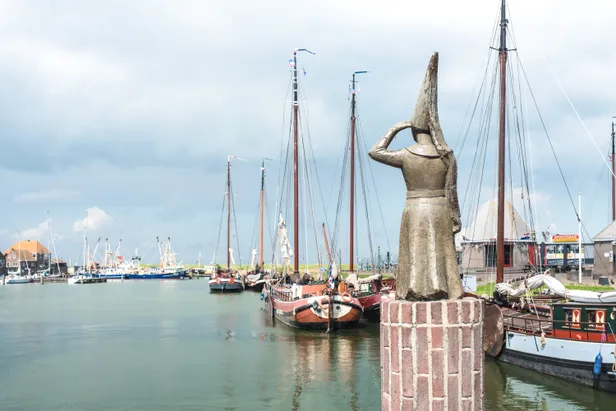 Stavoren met het standbeeld van het Vrouwtje van Stavoren