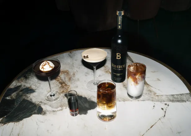 Een tafel vol drankjes met de nieuwe Dirty Brew van Belvedere. 