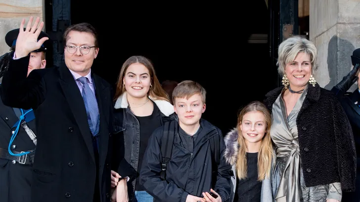 Grappig: Claus-Casimir maakt stiekem foto van pers