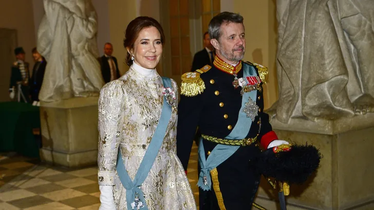 Foto van Koningin Mary en Koning Frederik van Denemarken bij de nieuwjaarsreceptie op 6 januari 2024.