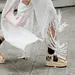 Sandalen met sokken en witte kleding