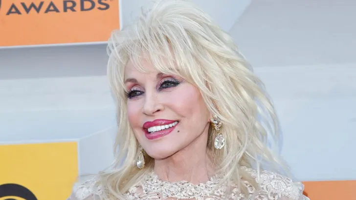 Dolly Parton trouwt opnieuw en gaat voor GROOTS feest