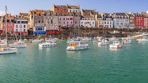 Deze Bretonse haven, die tot de mooiste dorpen van Frankrijk behoort, onthult een tijdloze charme