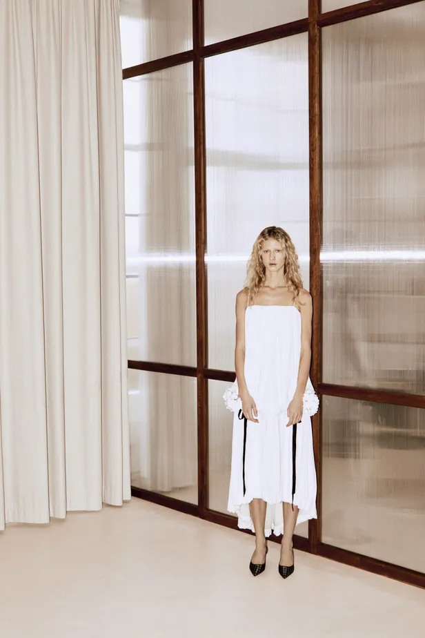 Jurk met geborduurde bloemen en satijnen strikken, pumps: Alles van Christian Dior