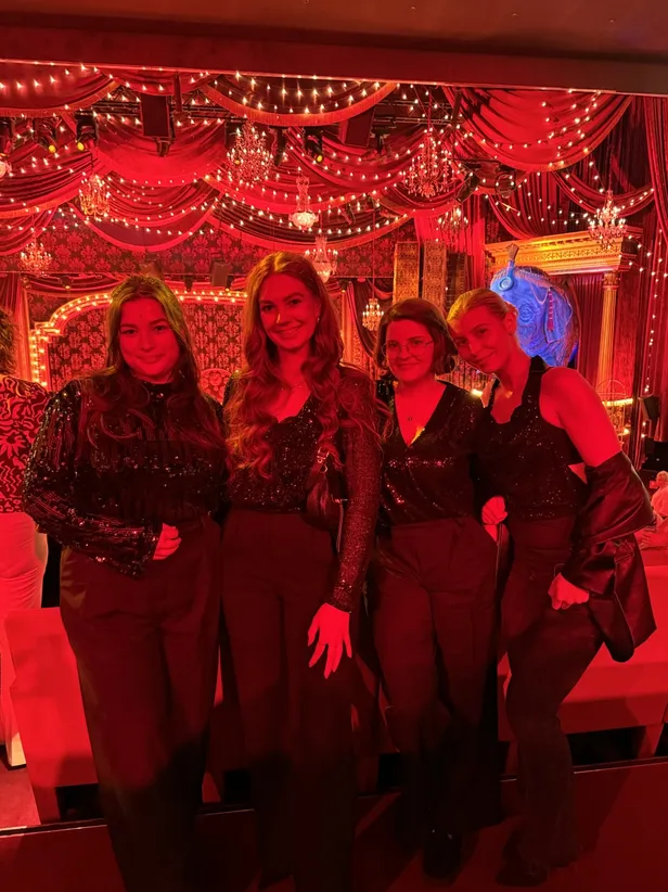 Christel, Sanne, Sandy en Chanel in de glitters! 