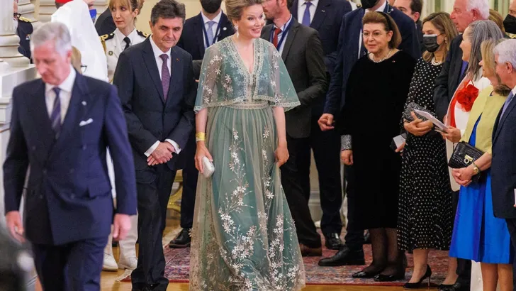 3 x Royal Fashion: koningin Mathilde in Athene