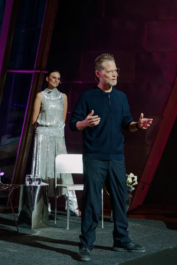 Roland Keplinger vertelt tijdens het event meer over de indrukwekkende designs van Silhouette | Fotografie: Oier Rey Delika