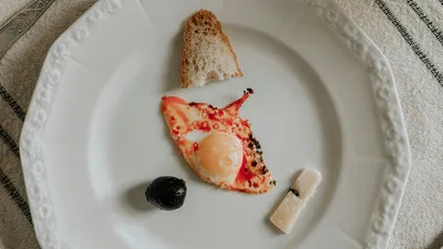 Een hele klein portie eten op een bord
