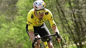 Wout van Aert bezig aan een inspanning in een bosrijke omgeving.