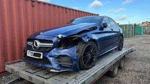 YouTuber koopt zwaar beschadigde Mercedes-AMG C43 en bespaart duizenden euro's met eigen reparatie
