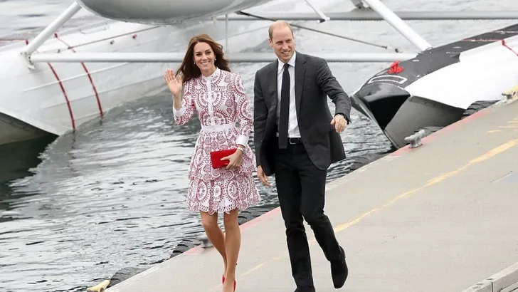 Kate draagt rode schoenen, royaltywatchers in shock 