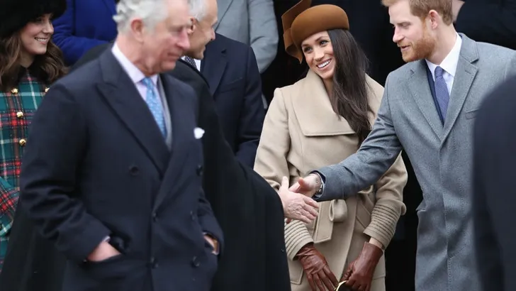 Prins Charles begeleidt Meghan naar het altaar