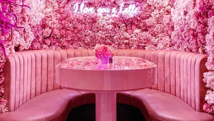 Alles in dit café is roze, ook de koffie