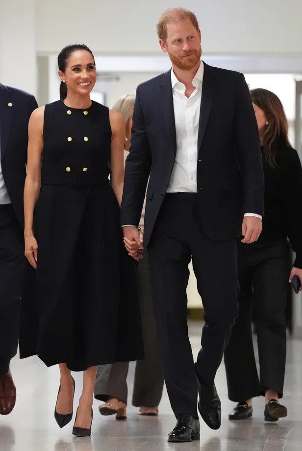 Stijlvol: Meghan combineerde haar Karen Gee-japon met een set Dior-pumps. (Beeld: NL Beeld)
