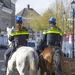 VIDEO: Man rijdt opzettelijk in op politieagenten te paard