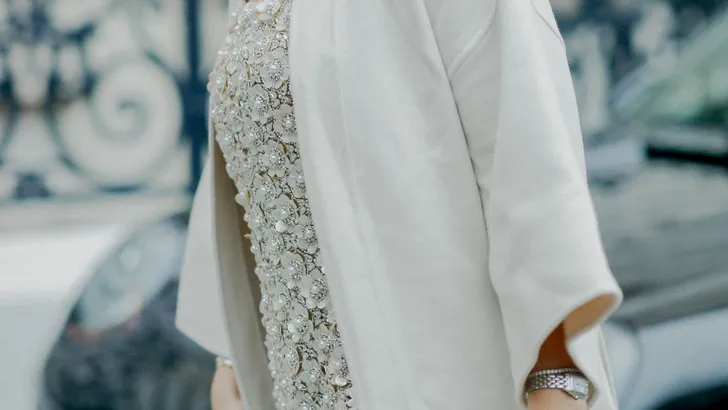 en vrouw in wit gewaar