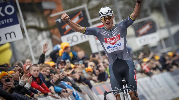 Mathieu van der Poel viert feest tijdens de E3 Saxo Classic, de wedstrijd die door Wieler Revue de échte koningskoers van het voorjaar wordt genoemd.