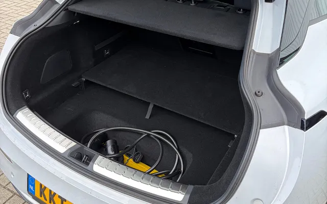 De bagageruimte biedt 456 liter, met daaronder een apart compartiment voor laadkabels en kleinere spullen.