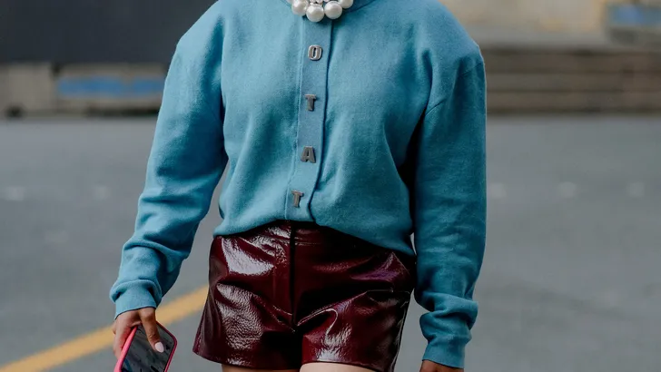 Vrouw met stijlvolle look.