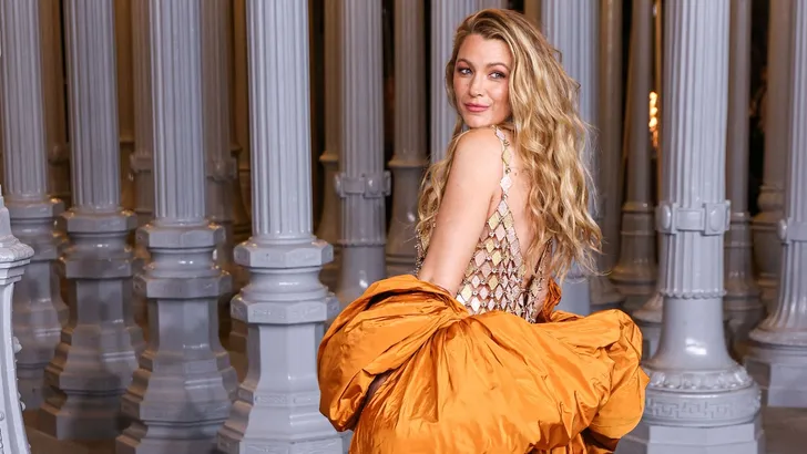 Blake Lively cosmetische ingrepen – Foto van Blake Lively die over schouder naar camera kijkt bij LACMA Art + Film Gala, november 2024.
