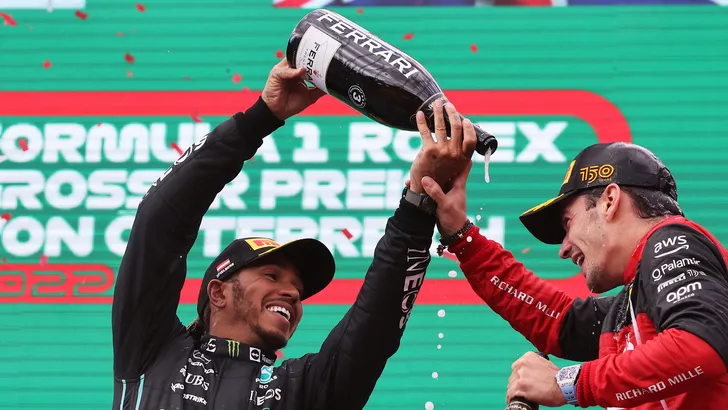 Hamilton: 'Verstappen zal het vanaf nu makkelijk hebben in de titelstrijd' 