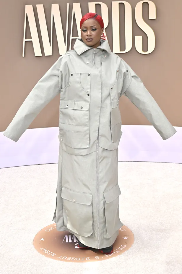 Tierra Whack tijdens de BET Awards 2026. Ze draagt een jas en broek van TOMBOGO SS25. 
