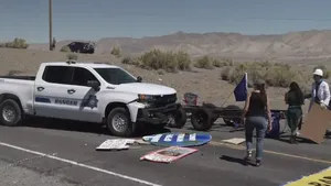 Amerikaanse politie rekent hardhandig af met blokkeerhippies (video)