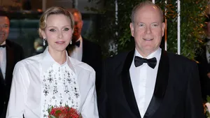Prinses Charlene brak de klassieke kledingregels tijdens het Grand Prix Gala in Monaco. Ontdek alles over haar spectaculaire designerlooks.